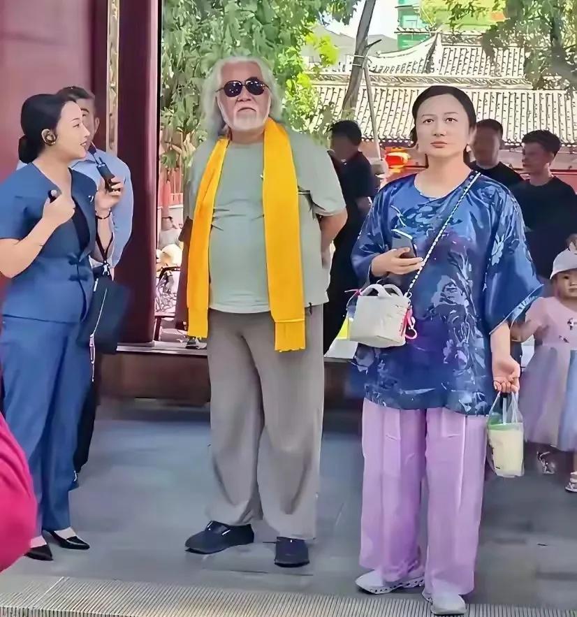 杜星霖要是穿得不像大妈，张纪中可能都不会带她出门。你以为呢？张纪中一年比一年岁数