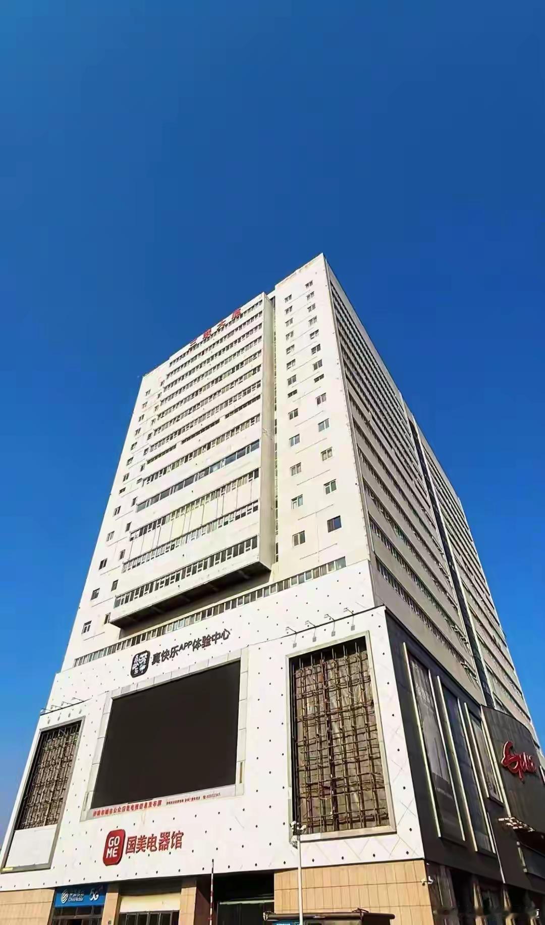 西三联，东东湖，真不知道当年济南核心景区建了这么多有碍观瞻的楼。东湖大厦好