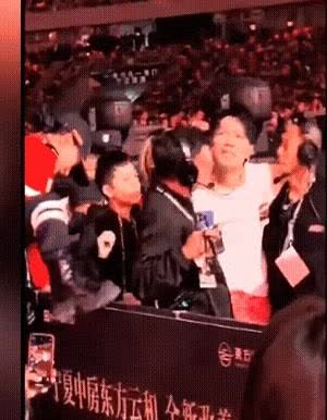 杨宗纬从台上直直掉下去，地上全是尖角铁架和音箱，脚先着地，脸没破皮，人却站不起来