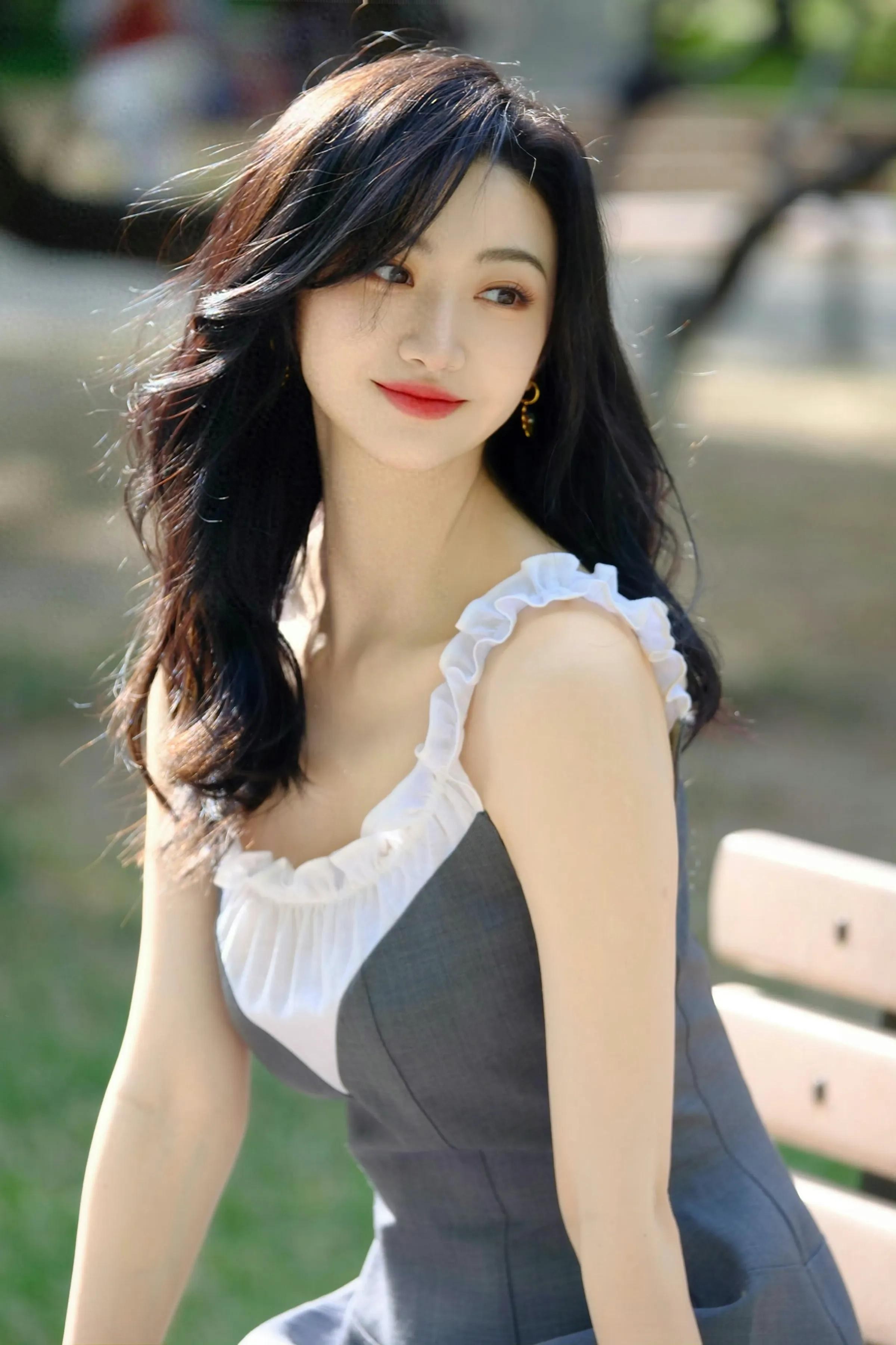 景甜大红唇，灰色长裙，状态好好啊，真美