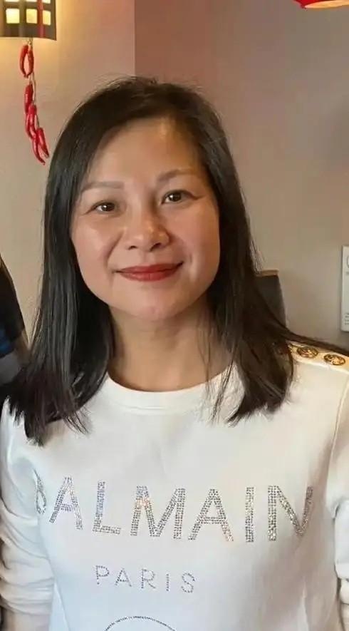国内知名美女作家吐槽在国内压抑难受，日子过不下去，于是抛下父母，带着年幼女儿辗转