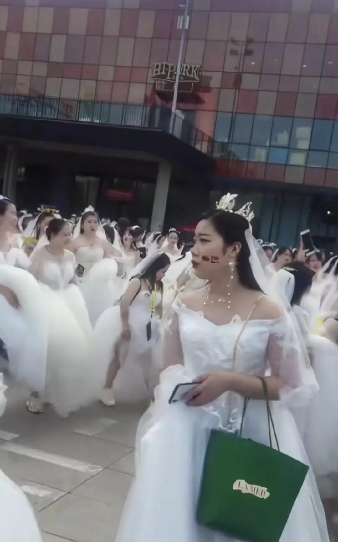 如果我不说出来打死你也猜不到这是刘宇宁演唱会场馆外面乍一看还以为是集体婚礼。