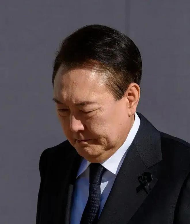 韩国这短短三个月换了四位总统，真的是够魔幻的。这就好比一家公司，三个月换了四个老