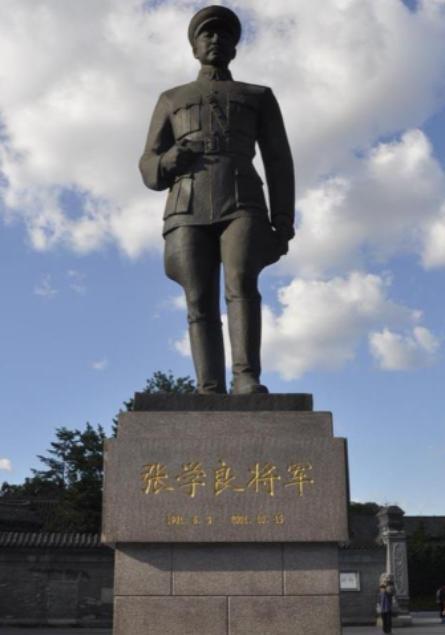 张学良放到现在相当于什么级别？说实话，用现代官职去套他，根本套不上——因为他的权