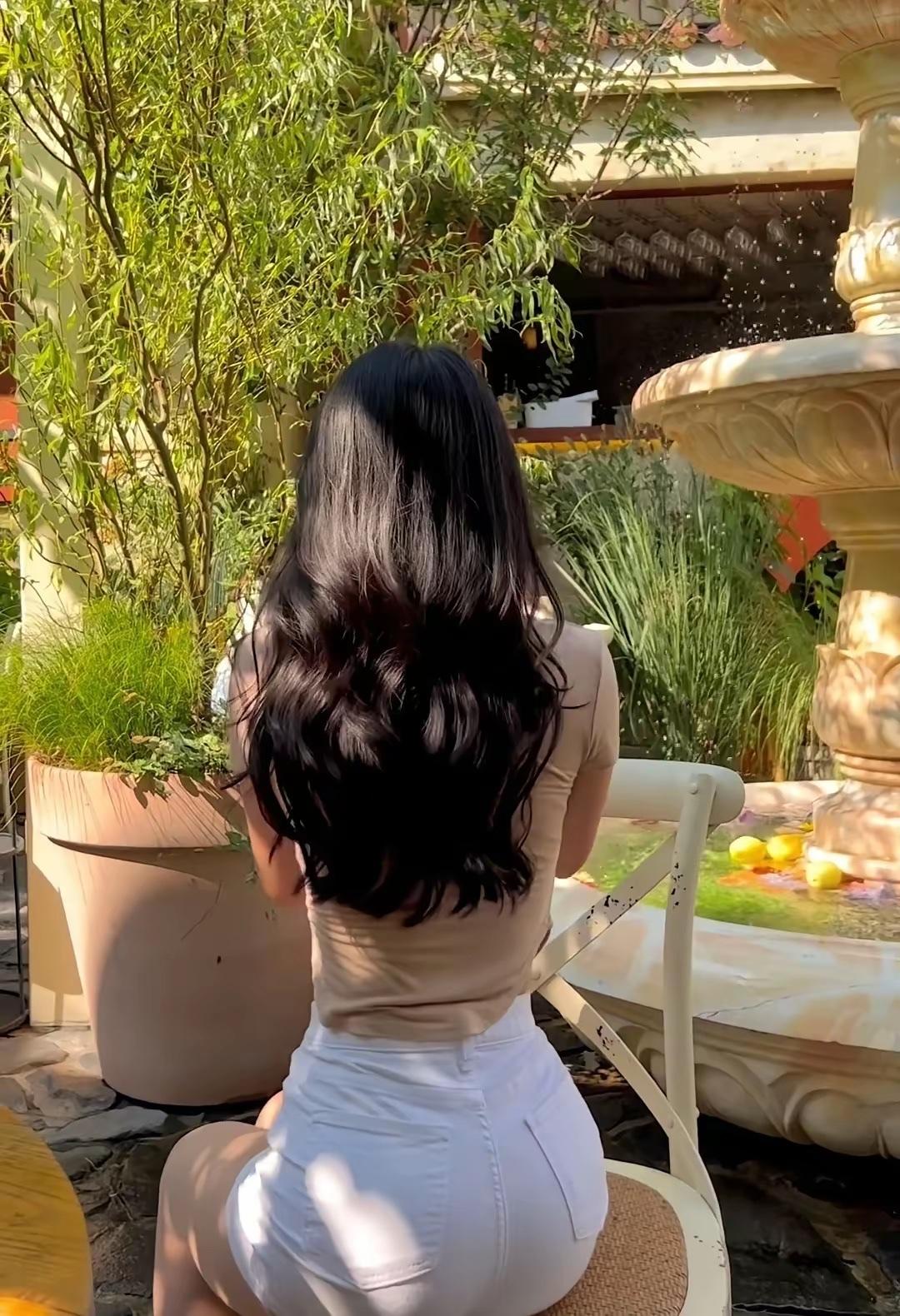 周末的一天，午后阳光洒在庭院，静坐享受美好时光