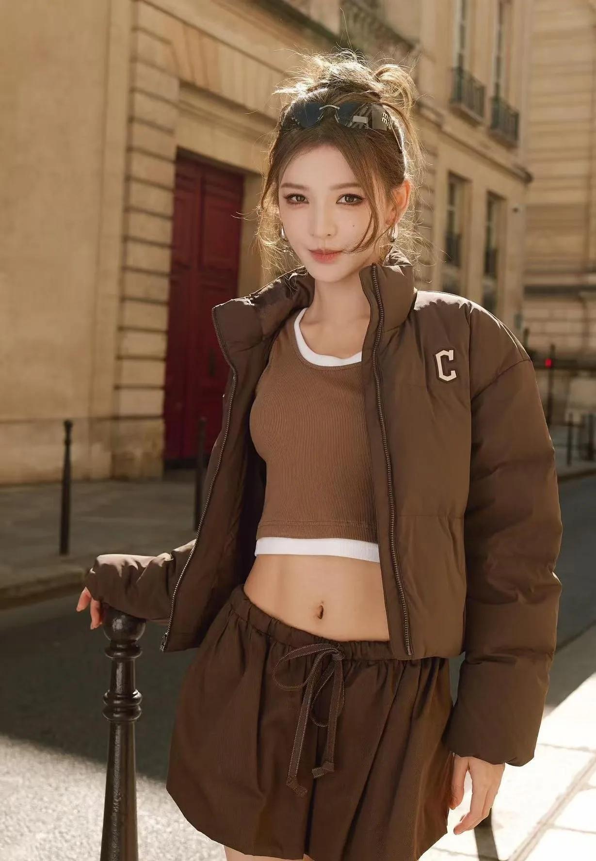 张予曦这组冬日穿搭，把“甜酷松弛感”焊在身上了🍫焦糖棕短款羽绒服叠穿同色