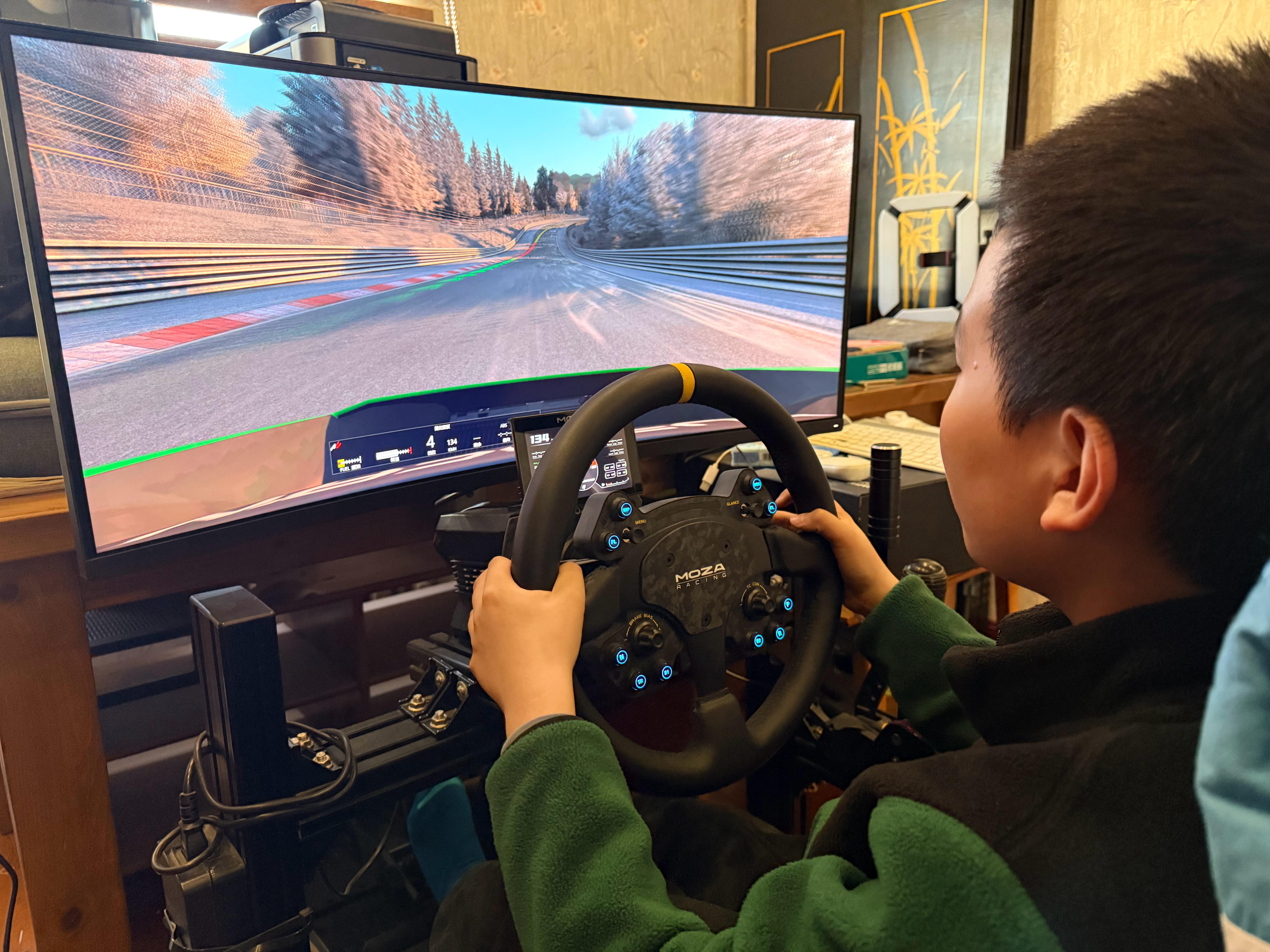 moza这个主动踏板真的碉堡，小孩踩两脚也知道把abs踩出来了，我小时候要有这模