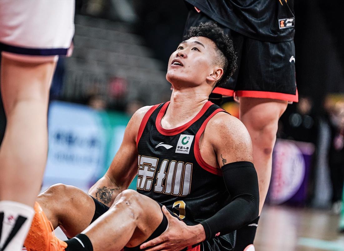 周鹏：小贺，你就1个罚球就32分啦！你这是奔着MVP去的啊？？？贺希宁：我说我