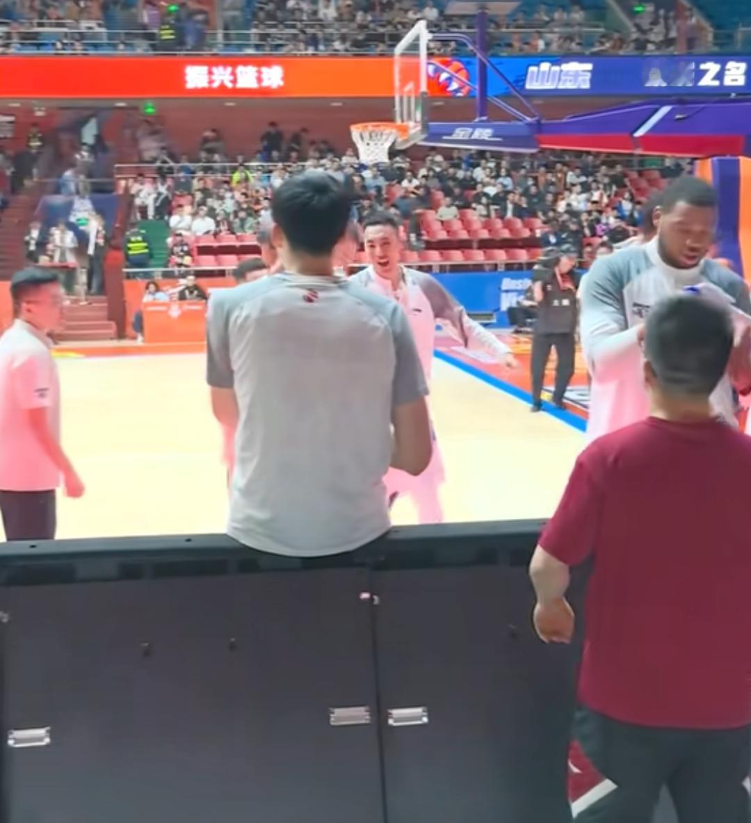 李楠解禁复出，北京队最高兴的就是翟晓川了，他看到李楠大老远来握手，脸上带着灿烂的