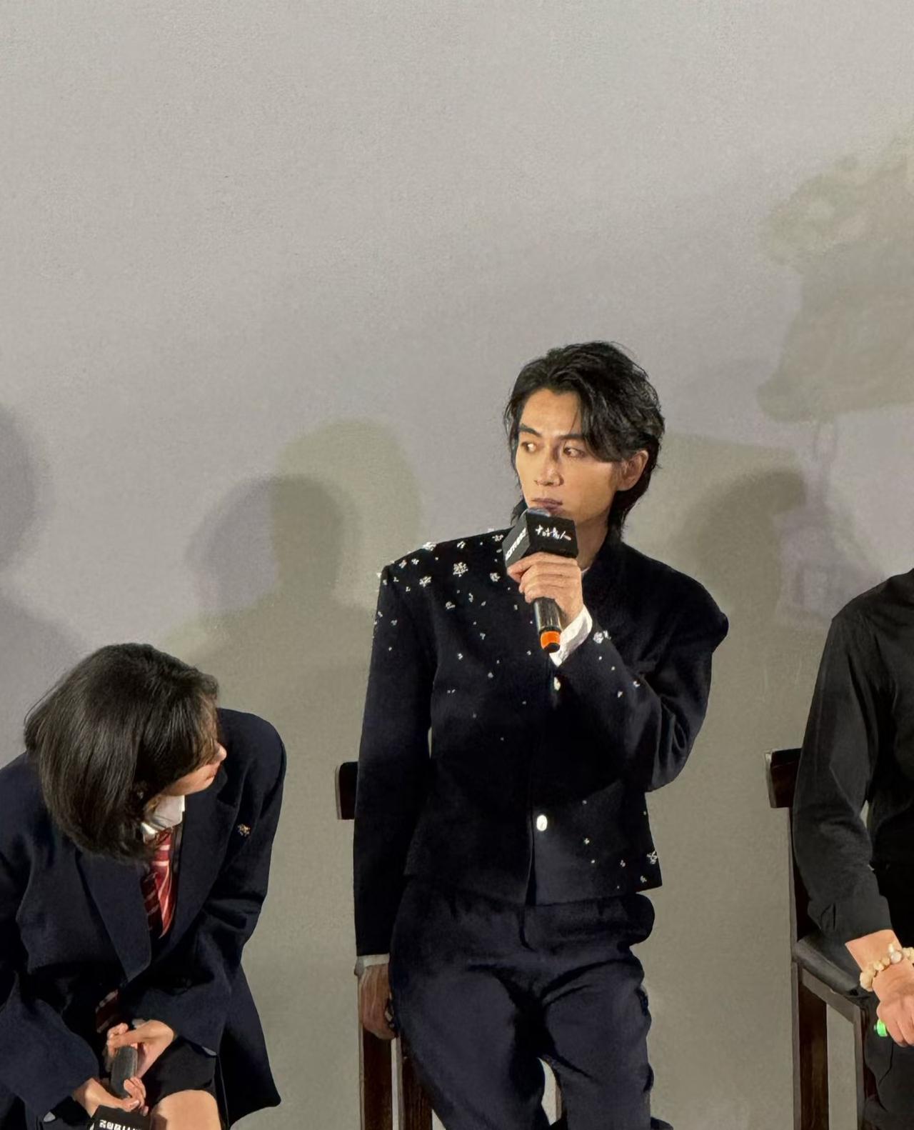 陈晓怎么忽然暴瘦了？感觉都不像他了，整个人黑黑瘦瘦眼窝和脸颊都凹陷的厉害，明明才