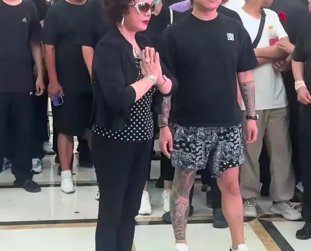 有谁知道这个女人是谁吗？参加杨少华的葬礼，背着几十万的爱马仕包包