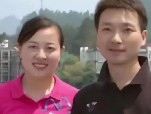 2000年结婚后，身为独子的康辉坚持当丁克，母亲哀求：“给我们生个孙子吧！”康辉