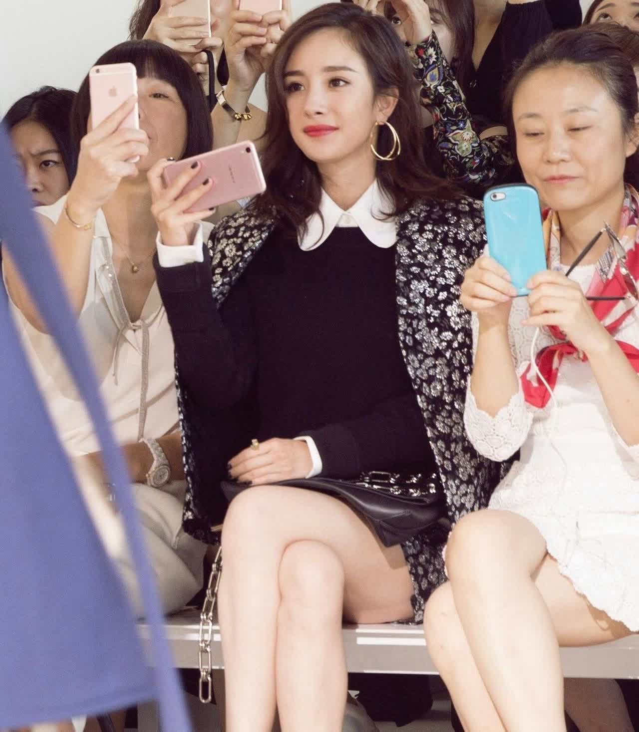 杨幂，166cm，手上拿的是什么品牌的手机？