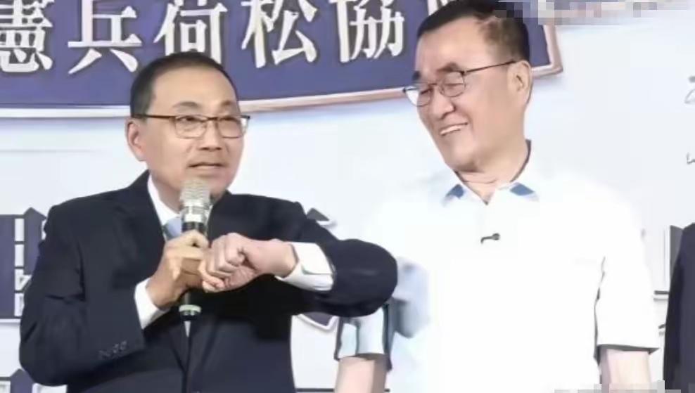 新北市长侯友宜与市长参选人李四川联手演绎了一出暗讽大戏，令人目瞪口呆！日前，