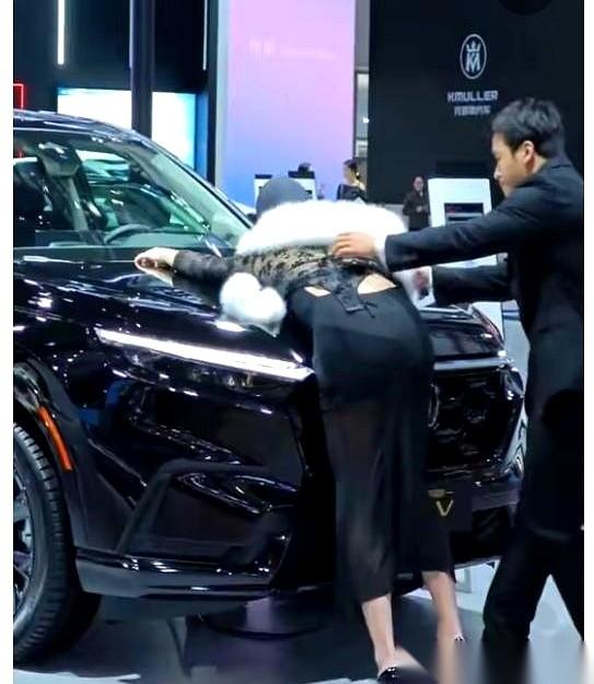 广州车展，一个女模特趴在崭新的车头上，哭得撕心裂肺。妆都花了，整个人都在抽搐，
