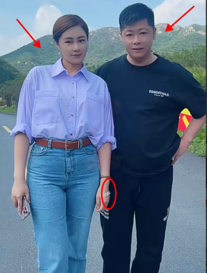 他俩并不是真正的夫妻，但在同一部电视剧中已经演了将近20年的夫妻！20年，就是