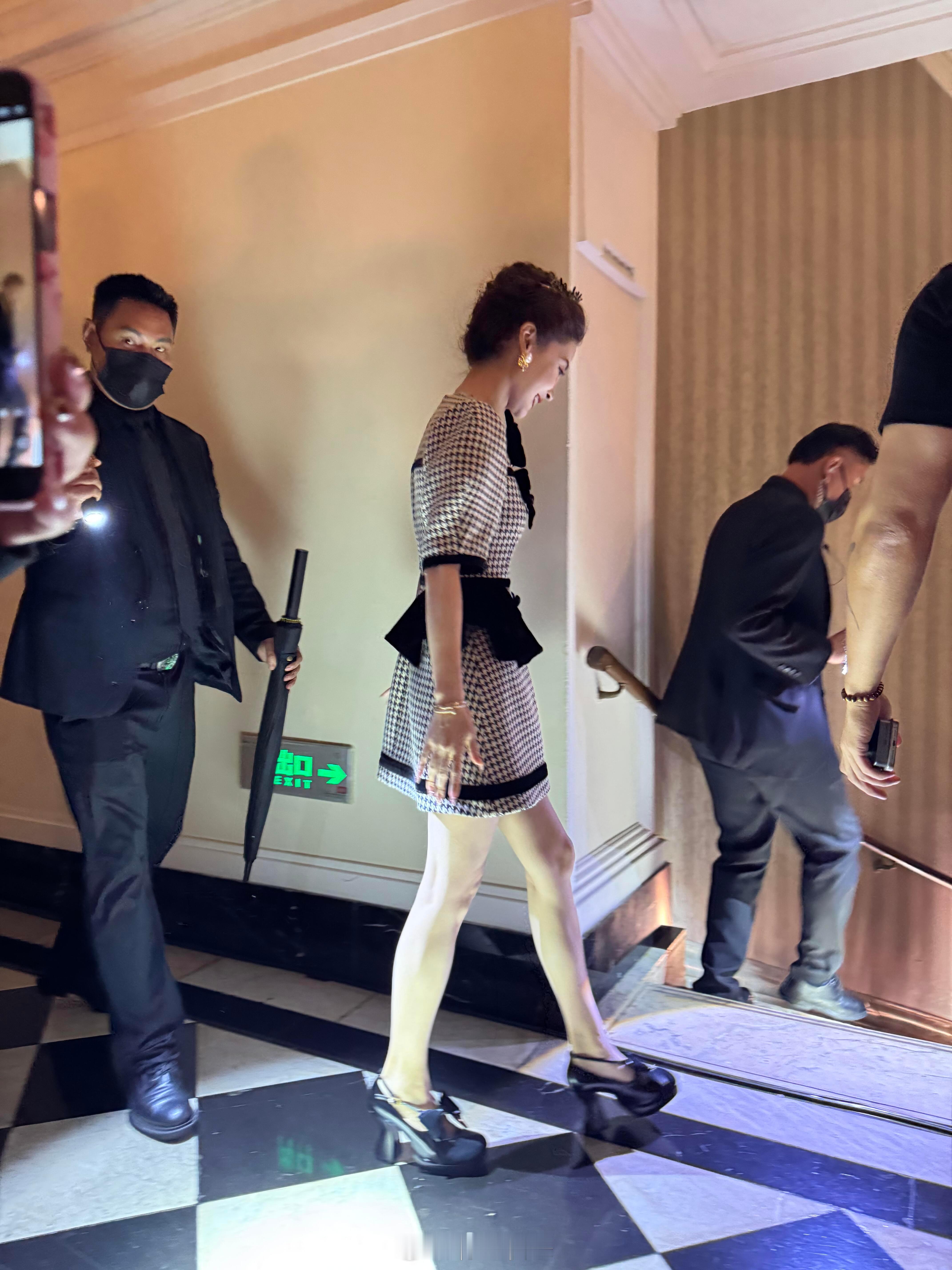 天呐离baby只有一米，这腿也太……​​​