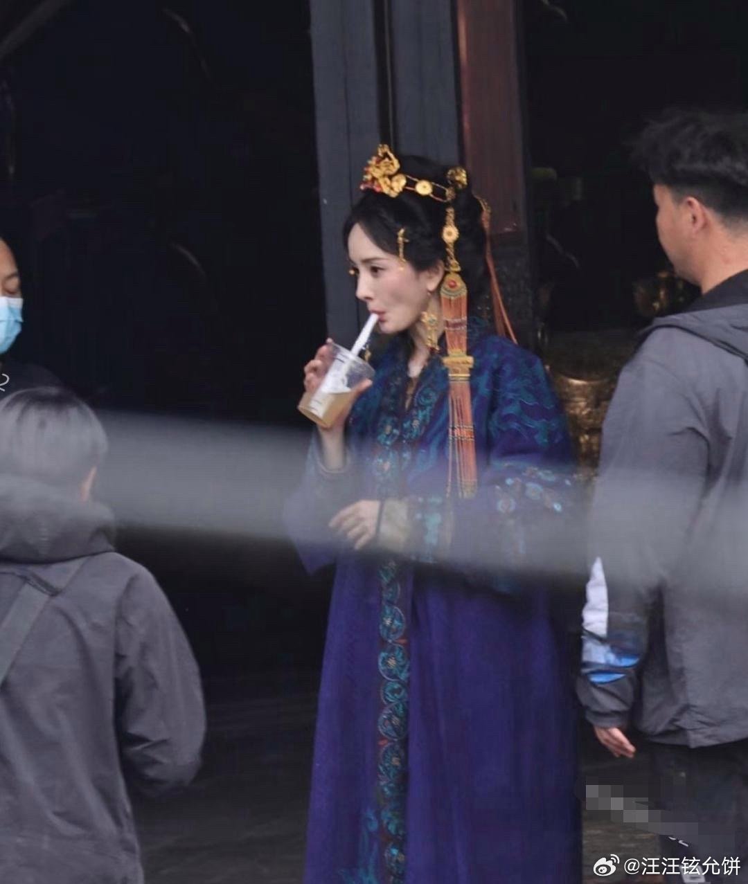 杨幂新剧瘦得都嗦腮了，虽然瘦了显得凌厉霸气，但年龄感也上来了