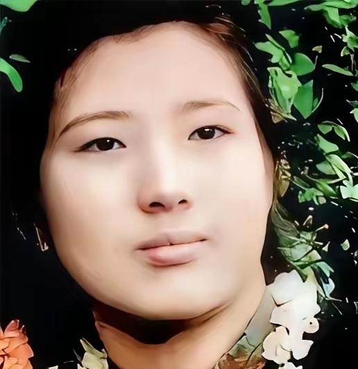 1955年，武汉女大学生吴明珠，放弃了城里的工作，趁父母不注意，连夜逃往新疆，父