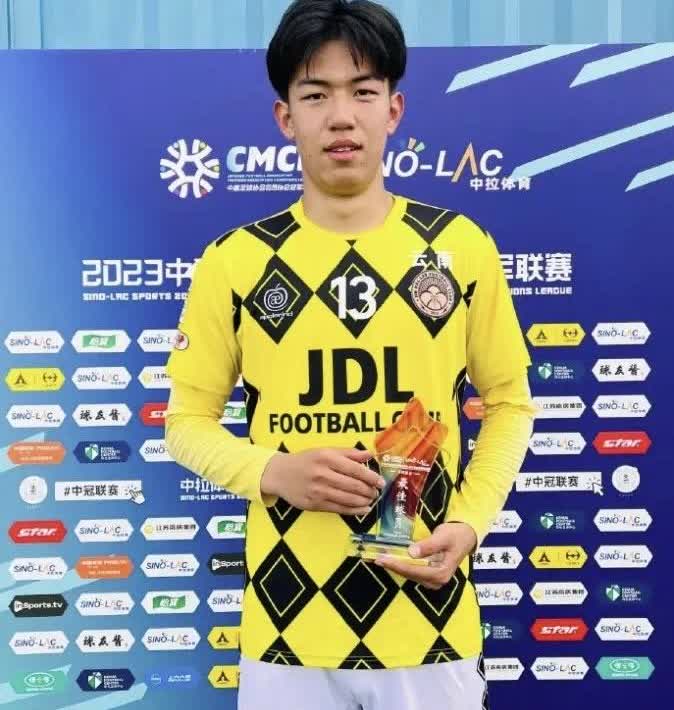 荷兰乙级足球联赛，邓伯什俱乐部，签约了中国球员王博豪。年薪30W欧元，折合人民币