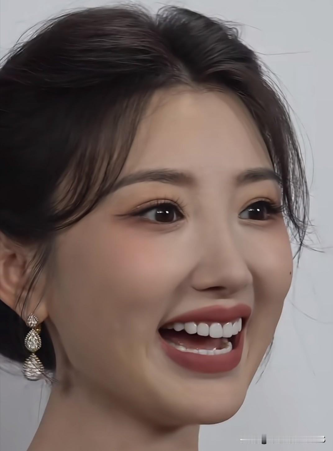 毛晓彤笑起来眼睛弯弯的，甜度超标！手也白嫩干净，指甲清清爽爽。这脸蛋好看就算了，