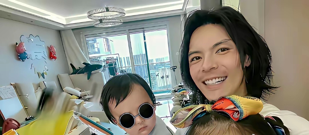 向佐每次晒自拍，家里都乱得特别真实…实在看不懂有钱人的生活，这反差也太大了