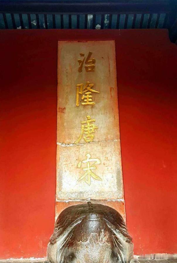 康熙第二次南巡到南京，亲自去了明孝陵祭拜朱元璋。康熙此次在老朱面前很低调，不仅