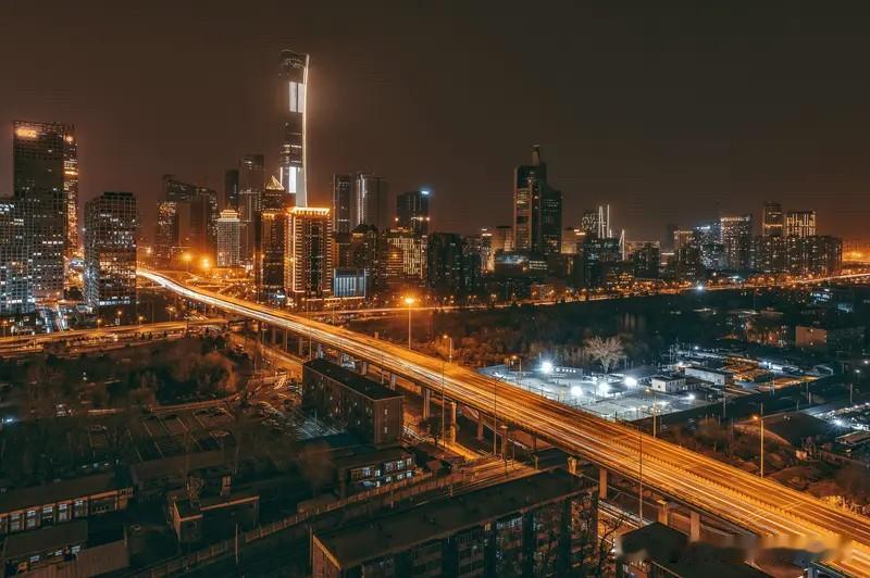 北京楼市今年表现的有点太差了。在四大一线城市里面混成垫底的了。不但比不上上海