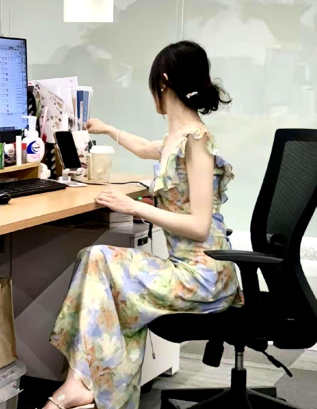 午休时，她亮出手机，屏保是两岁儿子，黑眼圈明显。34岁，去年离婚。嫌前夫“没