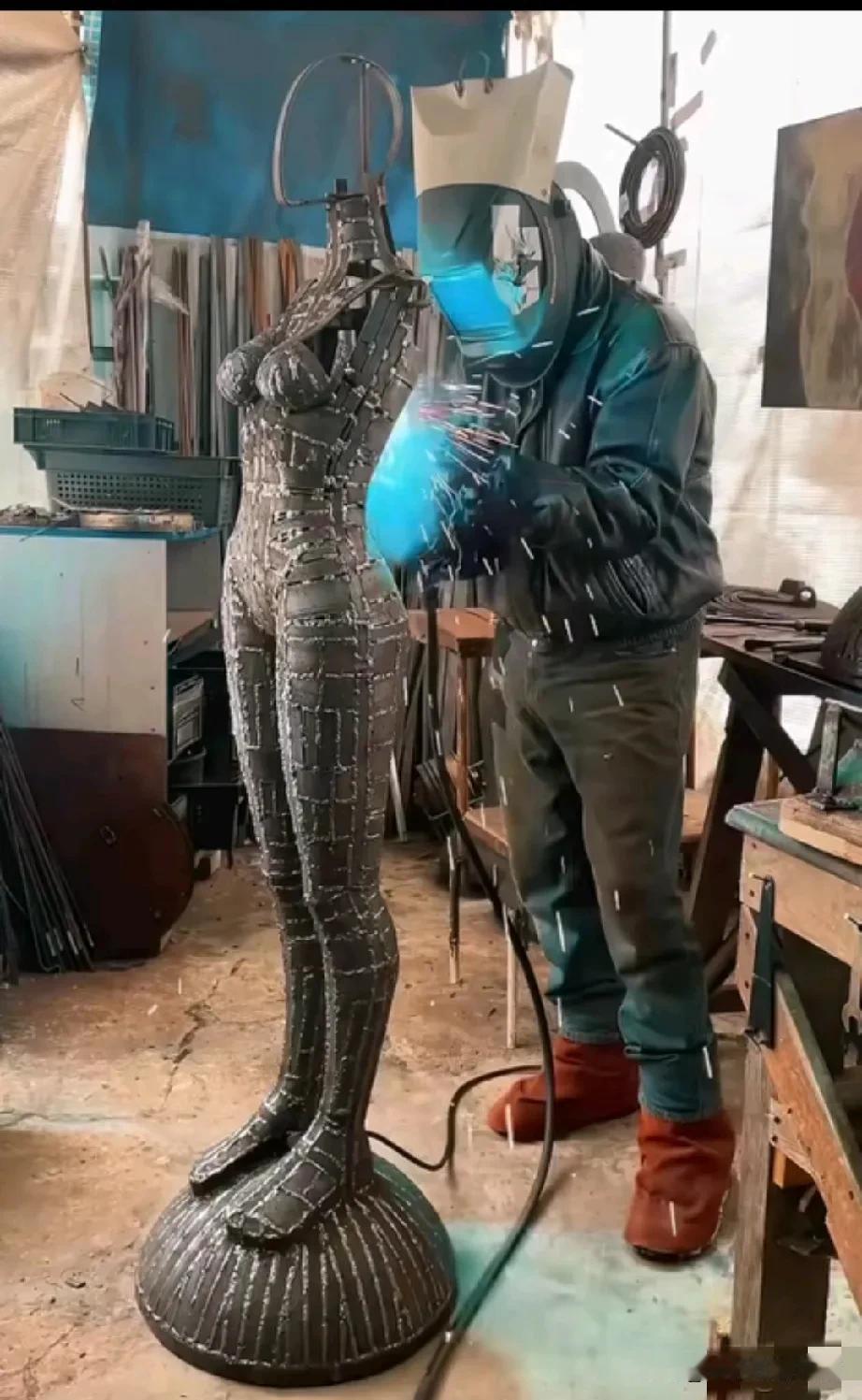 从这件作品上来看，就用一把焊枪，大哥已经把对女人的理解发挥到了淋漓尽致，一个能