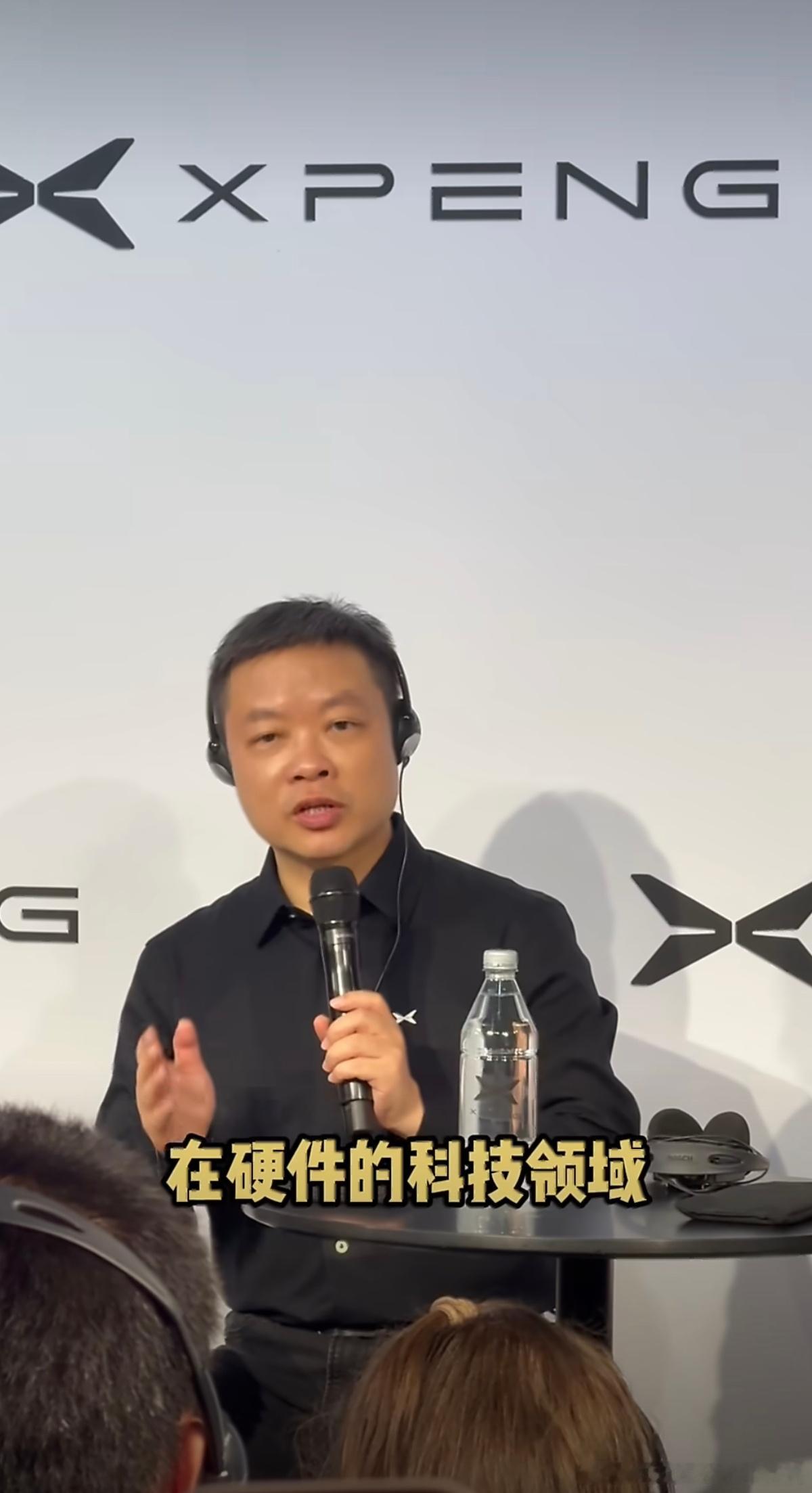 何小鹏称小鹏与比亚迪是不同的模式小鹏MONAL03上市后，群访中有外国媒体向