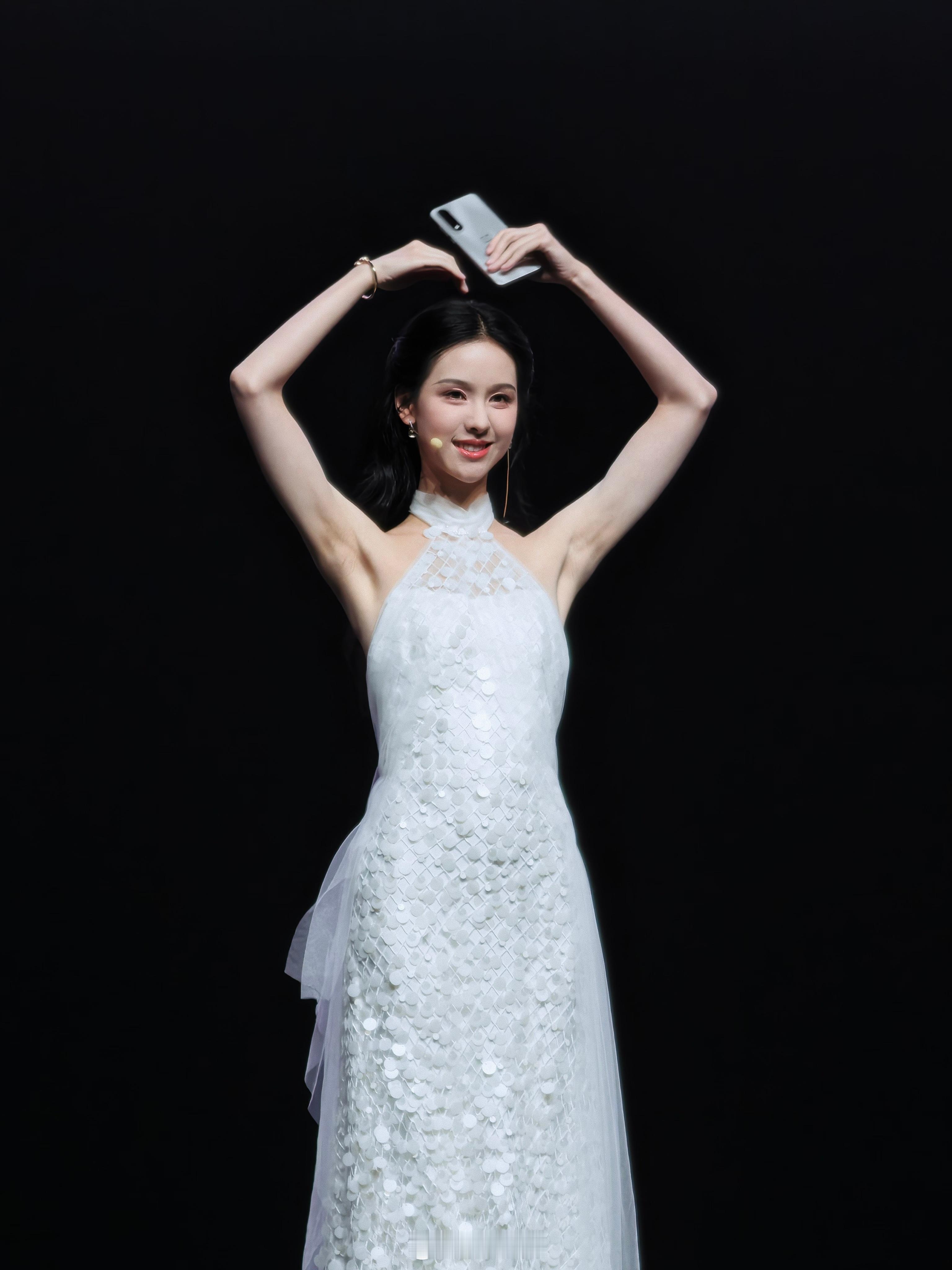 你看看，像陈都灵这样的女明星都会打游戏打“上头”，咱打游戏努力一点又怎么了嘛。不