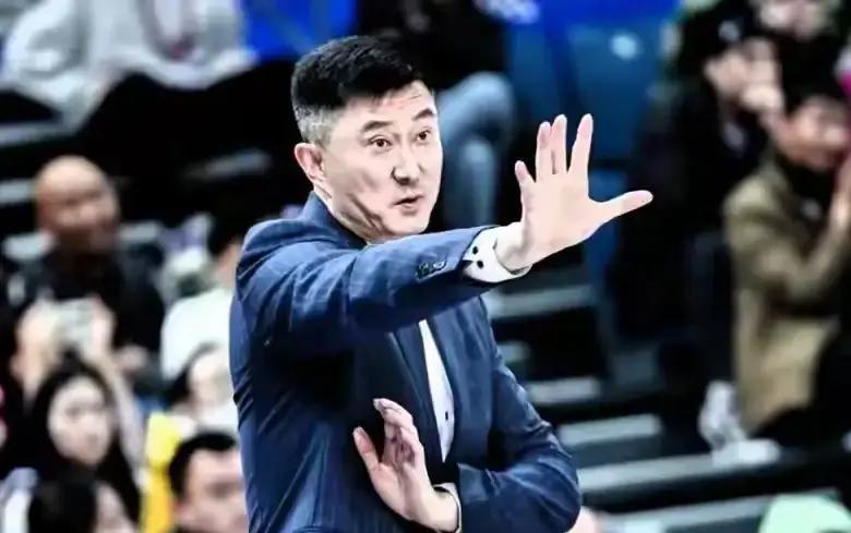 最后60秒，广东落后9分，杜锋直接“掀桌子”：把大腿外援萨姆纳按板凳，五张中国脸