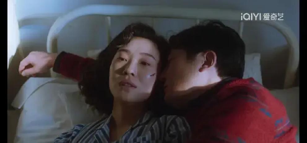 她临终前告诉我，婚姻不是忍出来的。我舅妈躺在那，呼吸像破风箱。她突然抓住我