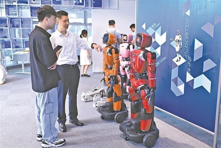 商场新景：机器人4S店来袭近日，一家机器人4S店惊喜入驻商场。店内陈列着各类