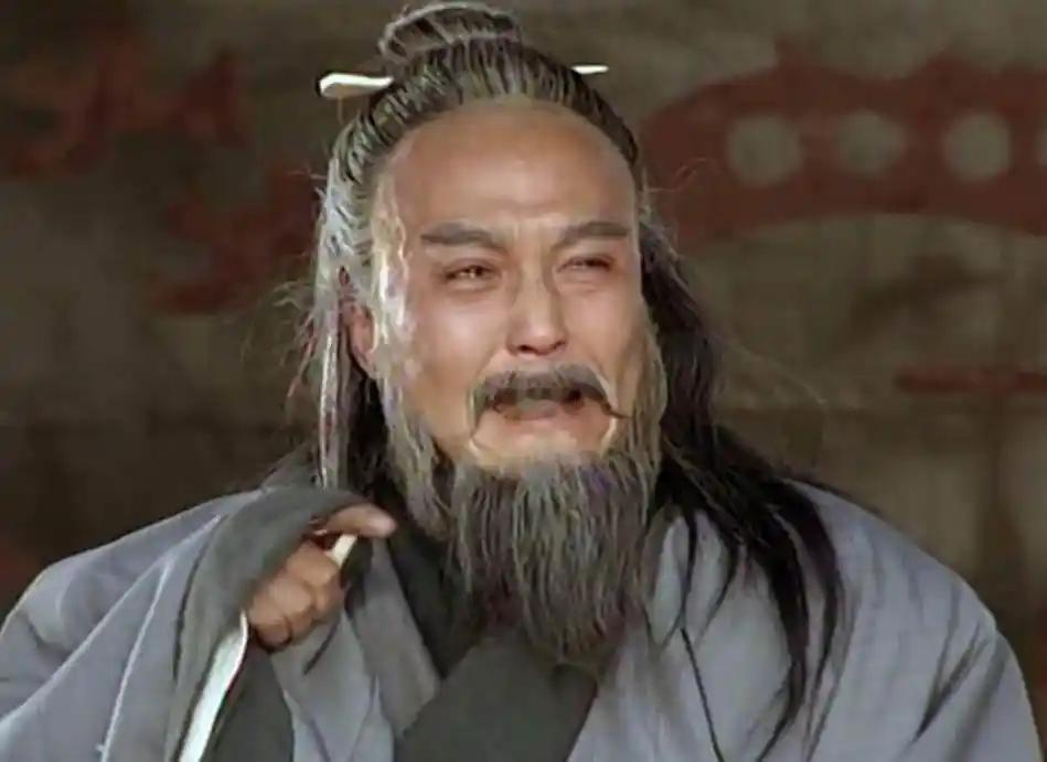 公元前506年，吴军破城的那个夜晚。伍子胥站在楚国郢都的废墟里，找到了那具尸体。