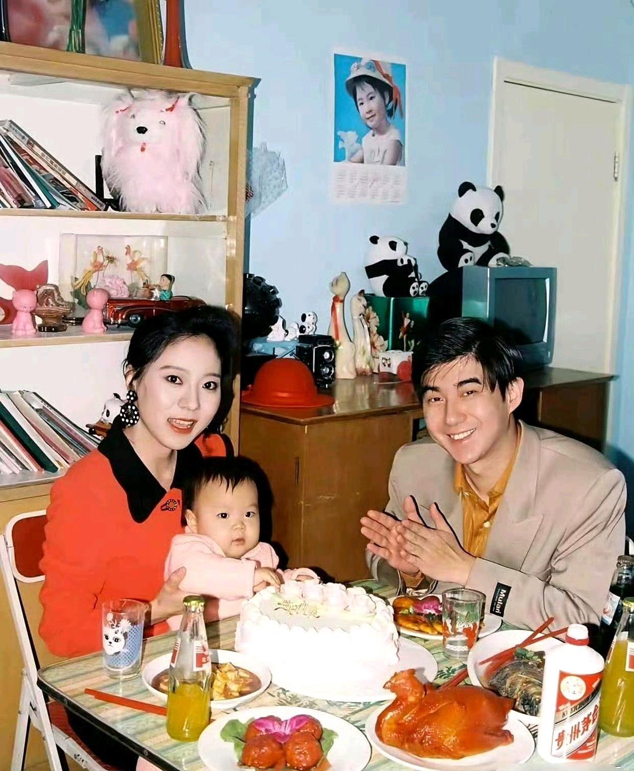 “搁90年代巷子里，这户得是人人羡慕的‘好条件’：暖黄灯光裹着满架摆件，电视旁的