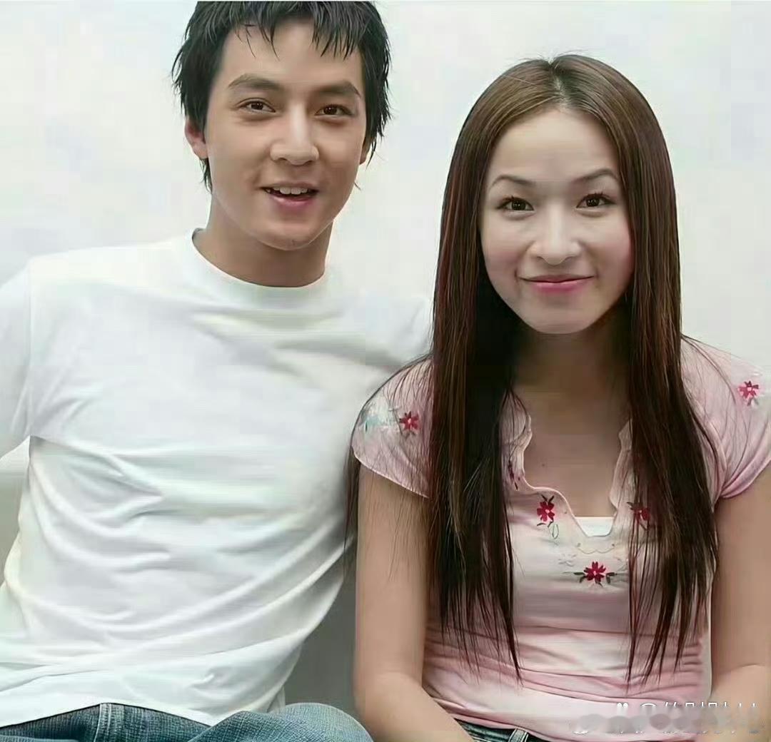 这个时候的萧亚轩还没割双眼皮，这个眼妆是造型师用了三个小时化出来的。