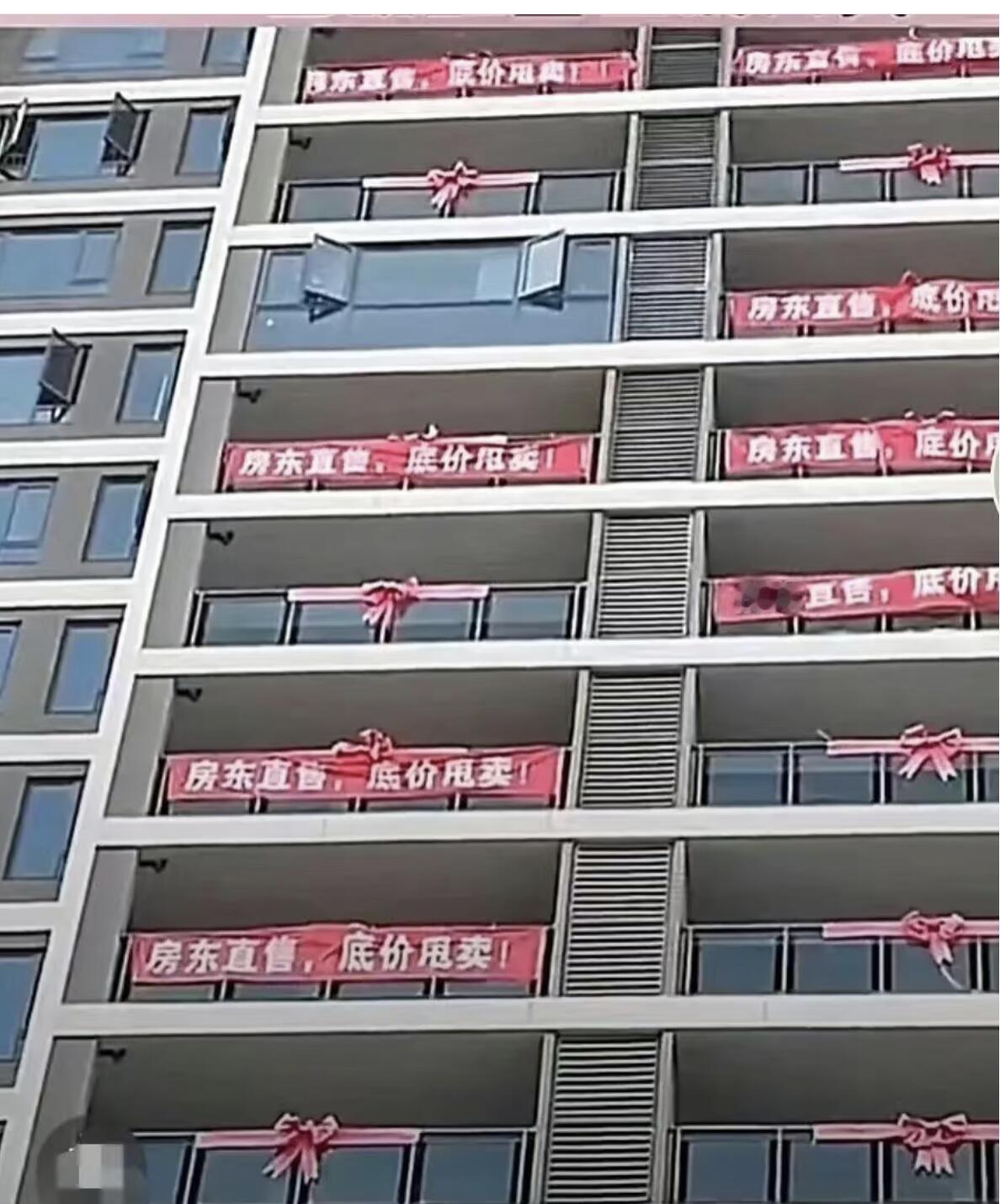 这帮炒房的是真把市场搅乱了。前些年一买就是几套几十套，整栋楼地扫货，钱不够就去抵