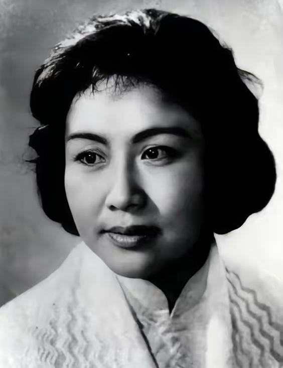 魏喜奎，1926年出生，河北唐山人。她既是抗美援朝时期我国曲艺、曲剧的头面人