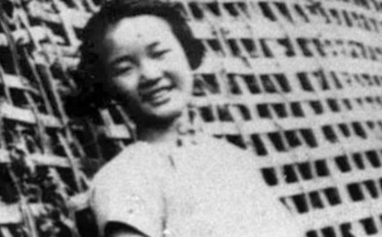 1941年，息烽监狱长把一女囚叫到办公室里，嬉皮笑脸着一边解衣服扣子，一边向女囚