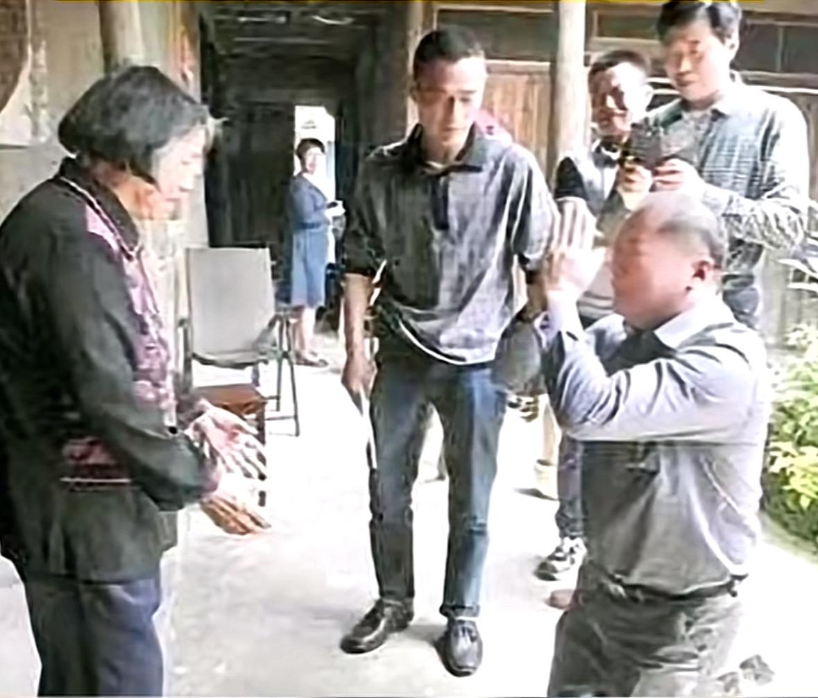 越战老连长孟智辉，寻烈士母亲30年，2015年带着众多战友去看望陈明进烈士的母亲