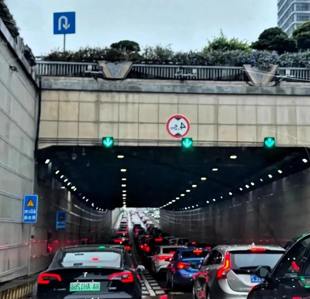 交强险吃大锅饭的时代，终于要被掀翻了。 6月1日的新规，直接让马路“生态链”