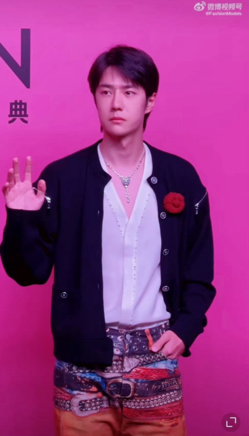 回顾一下去年王一博拿滑板🛹走vogue红毯的盛况。[彩虹屁