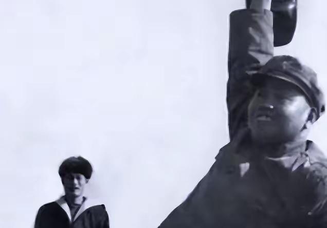 叶帅问许世友：南京军区还指挥得动不？许世友：军区司令是我保镖这话一出口，叶帅