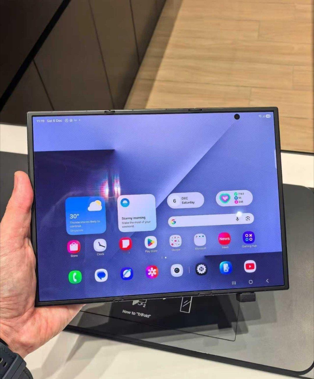 【三星三折叠屏卖不好停产停售了吗？安卓首款三折叠屏绝版】三星在2025年12月正