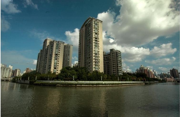 此前一段时期更多突出房地产的金融功能，如今把住房重新归入消费范畴，这个调整是对的