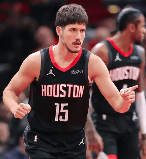 火箭可能现在比较现实的是几个小交易修补谢泼德的慢慢崛起估计管理层很难再交易来一