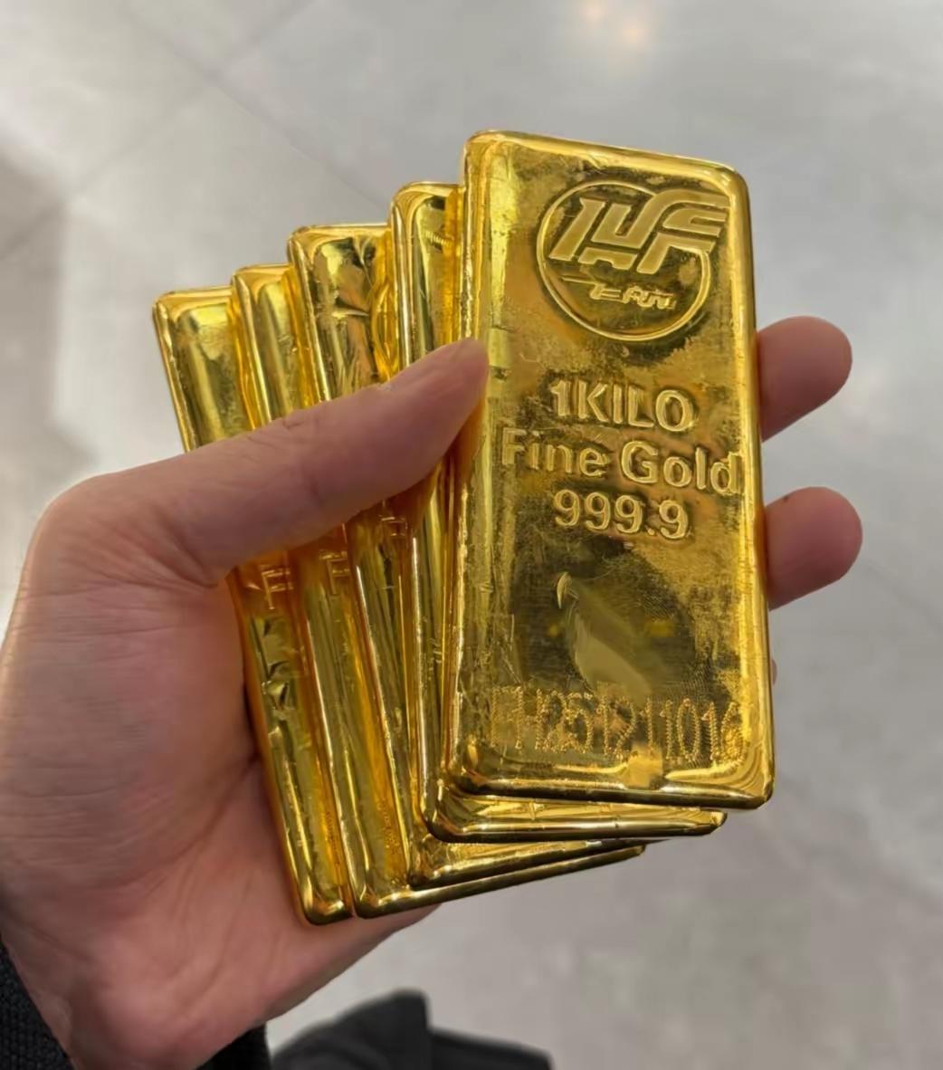 你是不是也觉得，金价涨得让人心慌，想买又不敢下手？身边甚至有人琢磨着把存款都换成