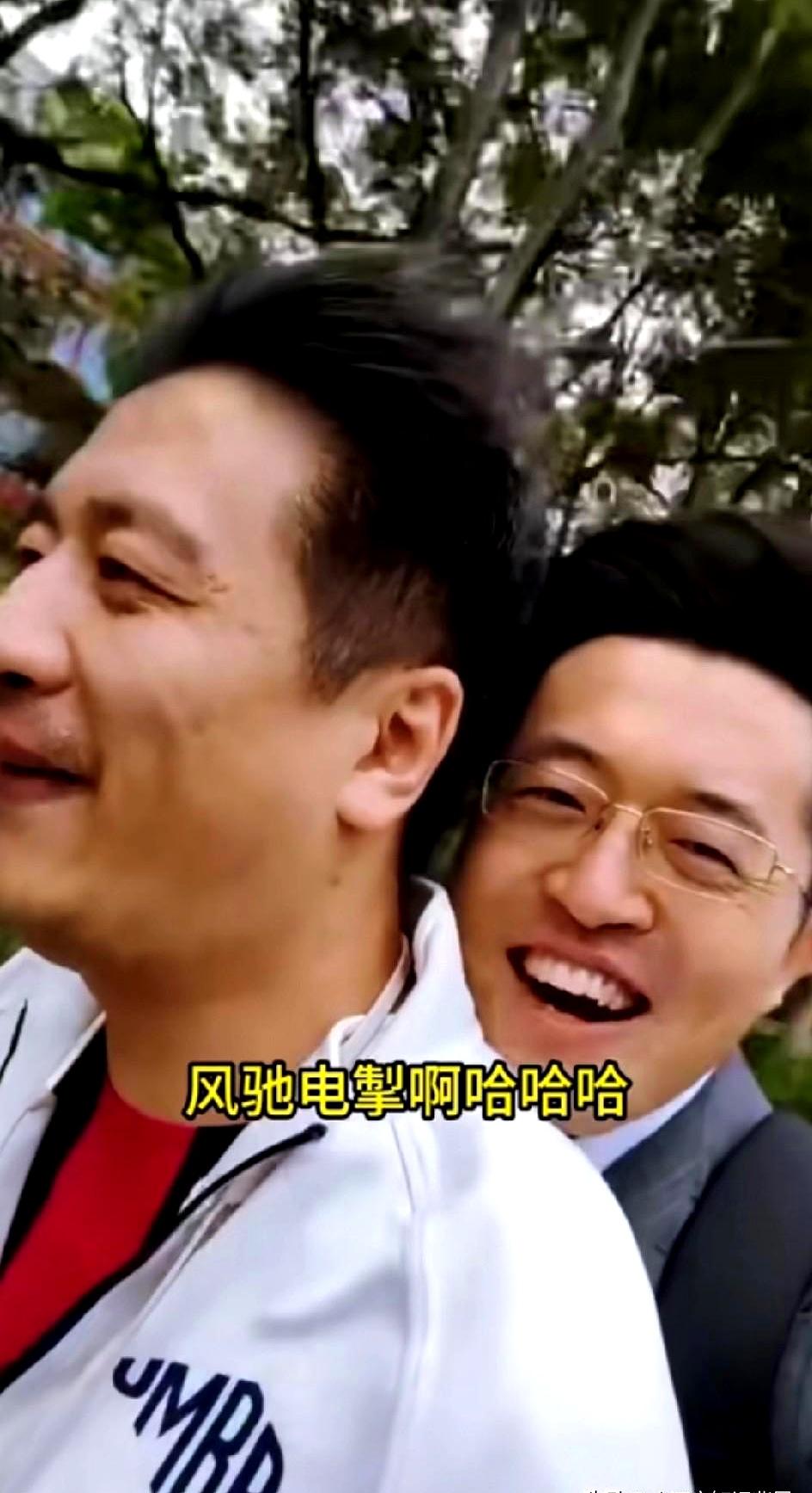 谁说只有年轻人才敢这么疯？看张雪峰老师骑电动车带卢战卡这波操作，速度飙得嗖嗖的